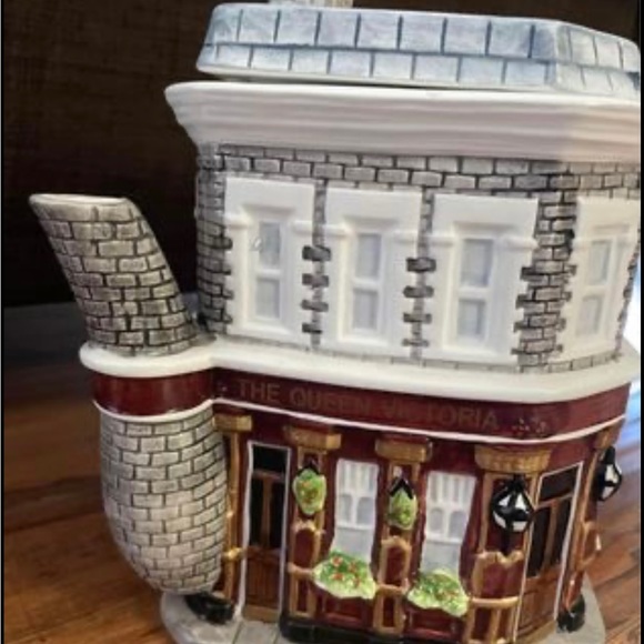 Kitchen The Queen Victoria Pub Eastenders Ornamental Ceramic Teapot